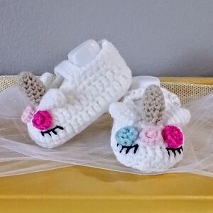 NEW Adorable Infant (0-6month)shoes/botties. White/Blue crochet unicorn w/ horn.
